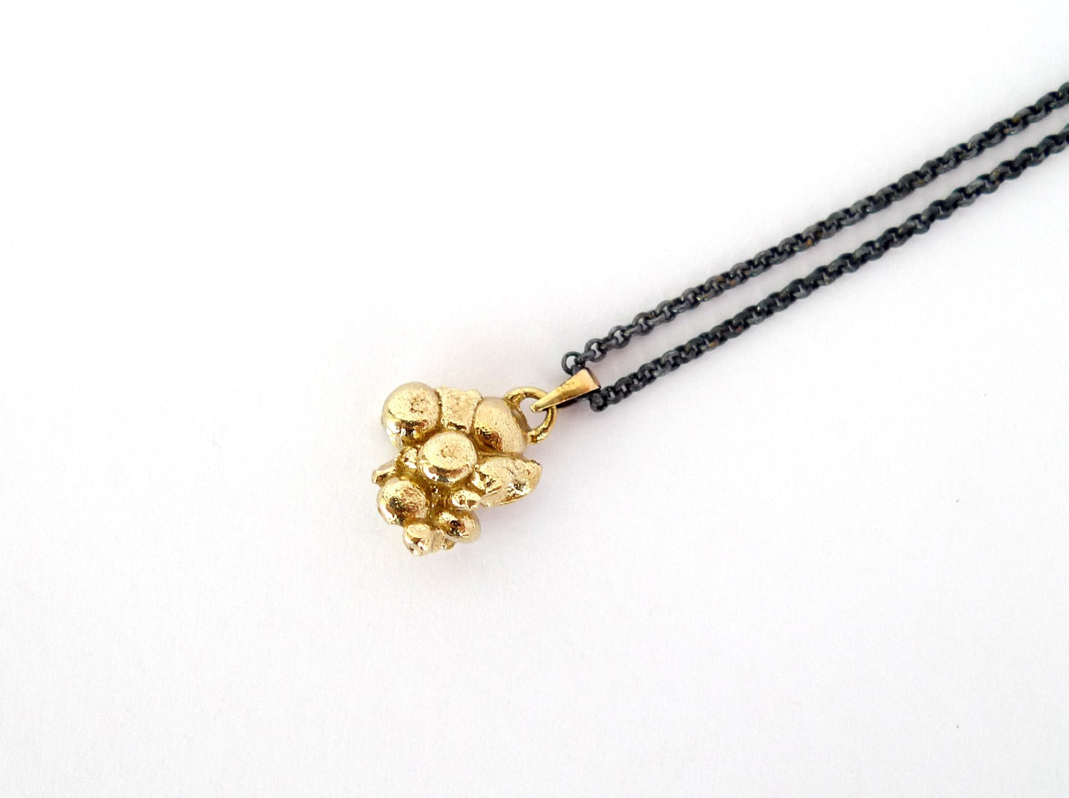 תליון נטיפי זהב אמיתי נאגטס זהב גדול יוניסקס על שרשרת כסף שחור זהב ממוחזר עבודת יד סטייטמנט