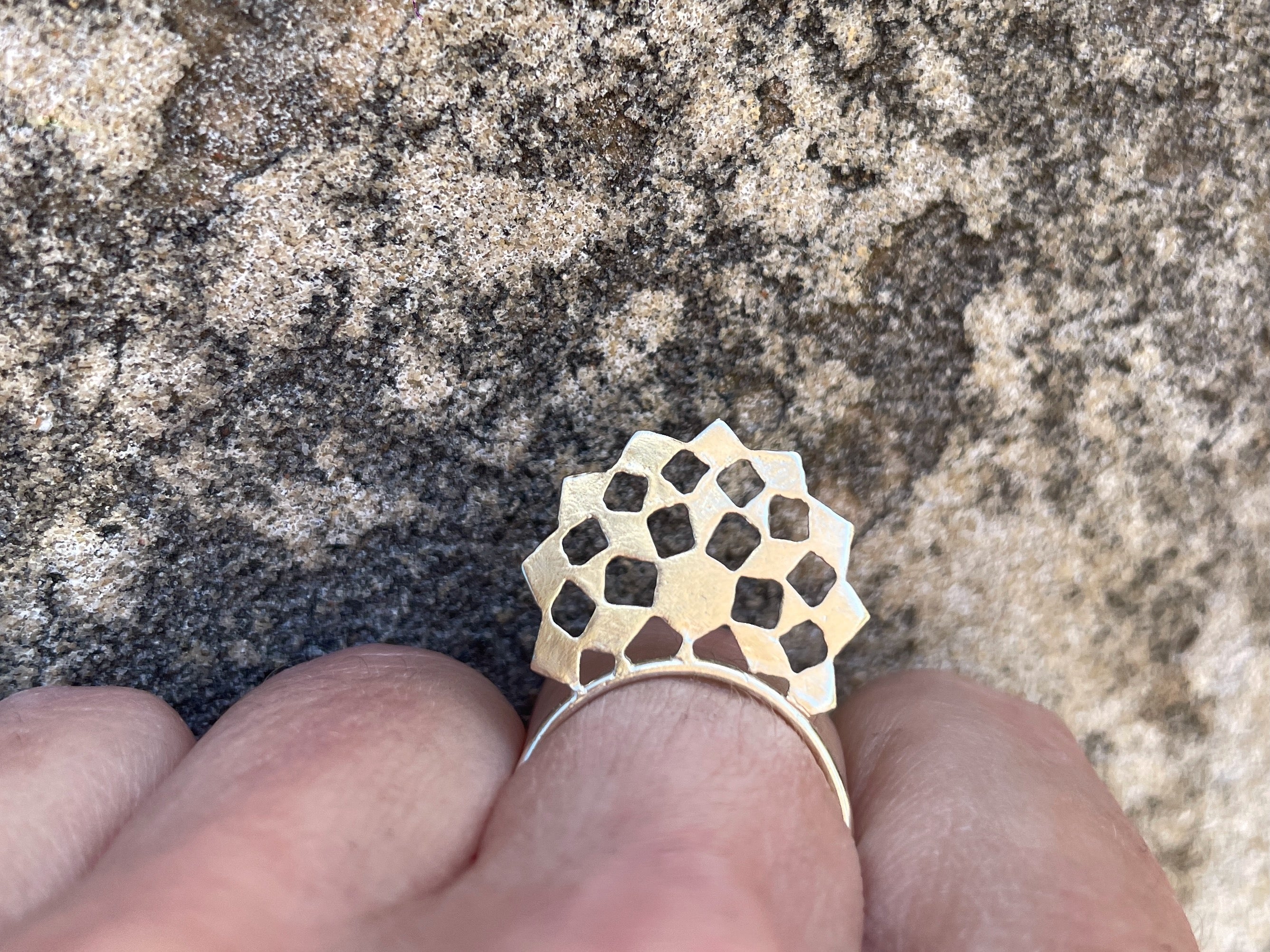 14k Gold mountain sting ring with honeycomb design