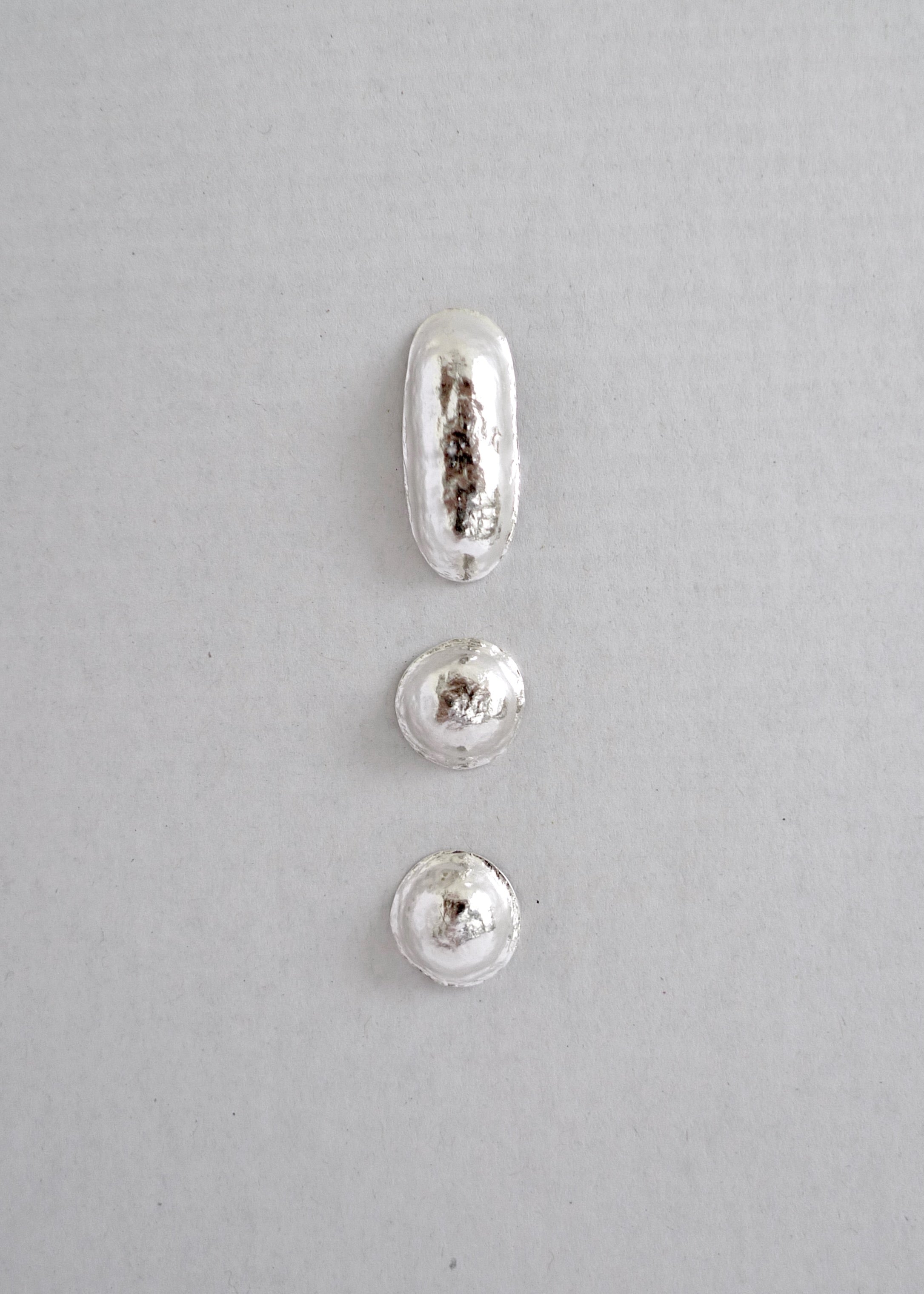 סיכות עבודת יד מכסף סטרלינג בעיצוב נפוח של קו ונקודה לשילוב מיקס מאץ׳ ויצירת אמירה אישית עם סימן קריאה או קוד מורס בעיצוב עצמי על הבגד