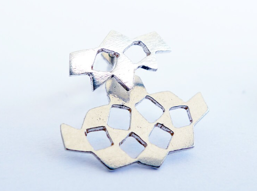 עגיל כסף סטרלינג חובק אוזן עוטף בעיצוב משרביה שני חלקים מצידי האוזן עגיל נוסף חיתוך גיאומטרי תכשיטים אדריכליים