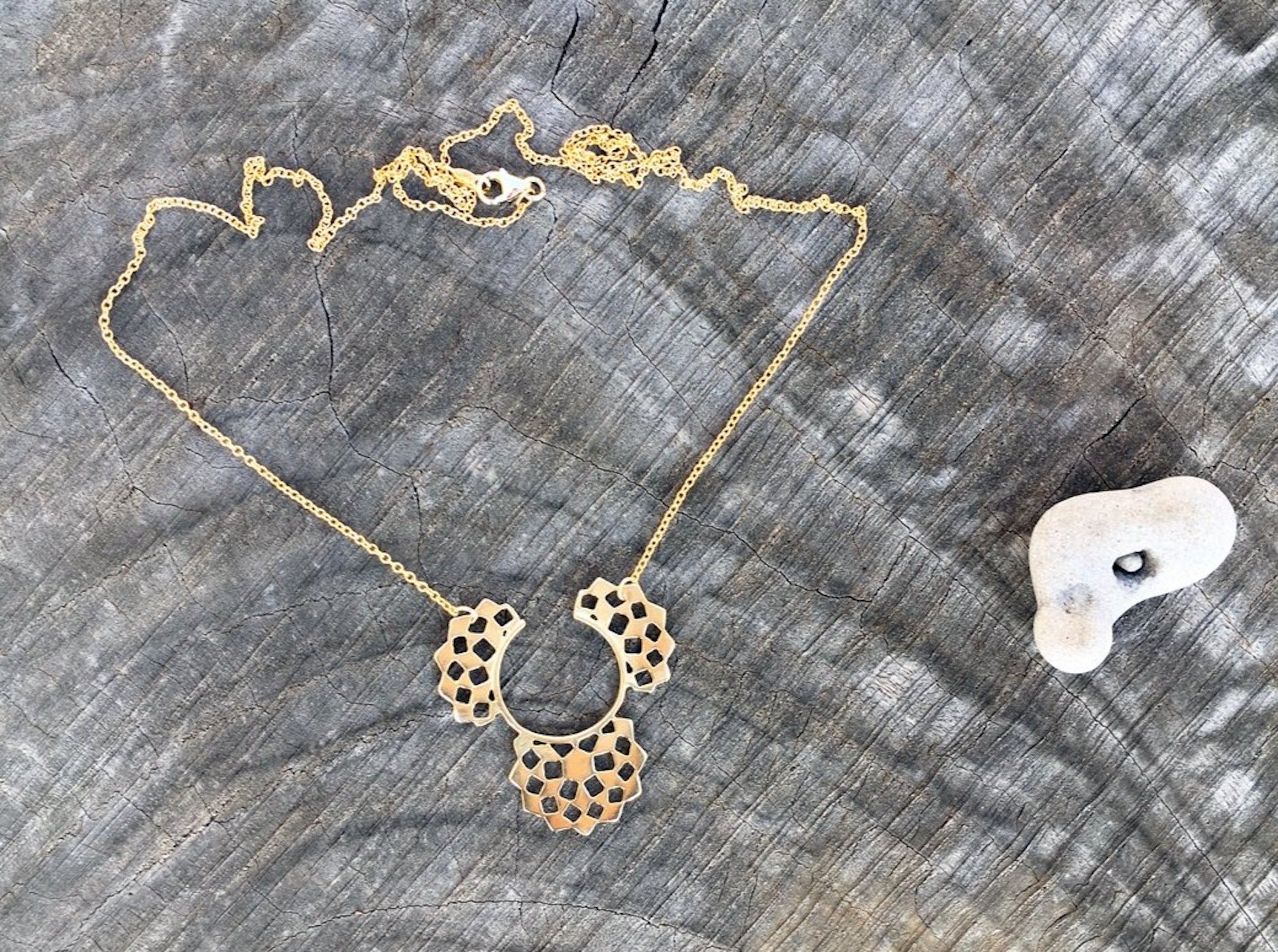 תליון זהב גיאומטרי שבטי מודרני משרביה חצי ירח סהר פרסה עיצוב אדריכלי תליןו חיתוכים 14 קרט עבודת יד עיצוב ישראלי