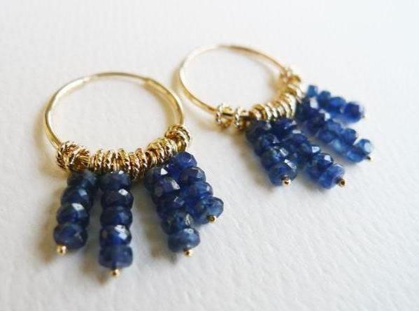 עגילי זהב חישוק וספירים עם אלמנטים של חוליות חבלים קטנות בעבודת יד. עגילי ספיר נגד עין הרע. עגילי זהב וספיר חישוק תלויים בסגנון אוריינטלי בוהו שיק