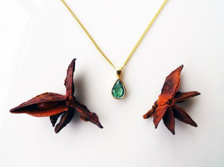 תכשיטים אונליין תליון אמרלד טבעי זהב 18 קראט בצורת טיפה