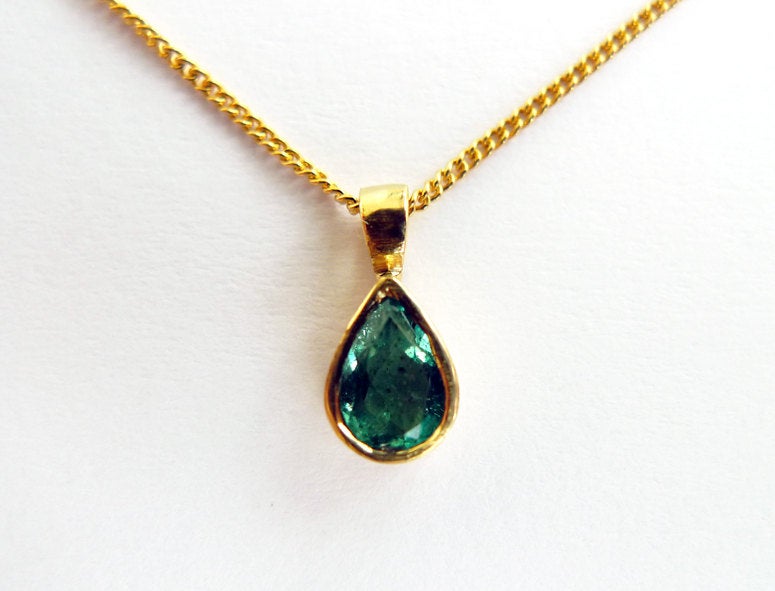 תליון טיפה עבודת יד אמרלד ירוקה טבעית בצורת חיתוך אגס ירוק עמוק עיצוב קלאסי מחמיא 18 קרט זהב ממוחזר צהוב