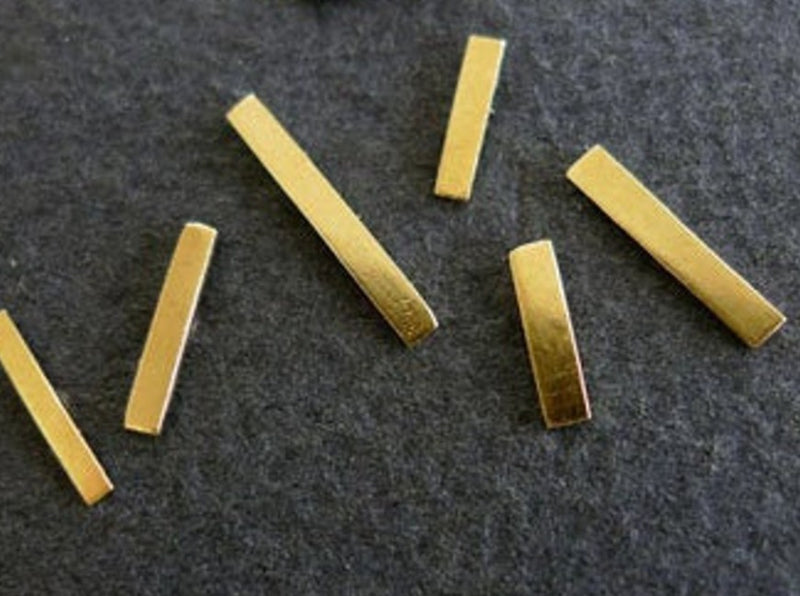 עגילי זהב צמודים עבודת יד 14 קראט ממוחזר בצורת פס משולש עיגול 