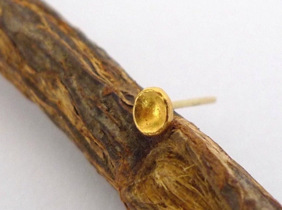 זהב טהור עגילים מרוקעים עגיל צמוד קערה דיסק עיגול קטן מיוחד עבודת יד תכשיטי מעצבים מתנה לאשה לגבר יוניסקס עיצוב ישראלי