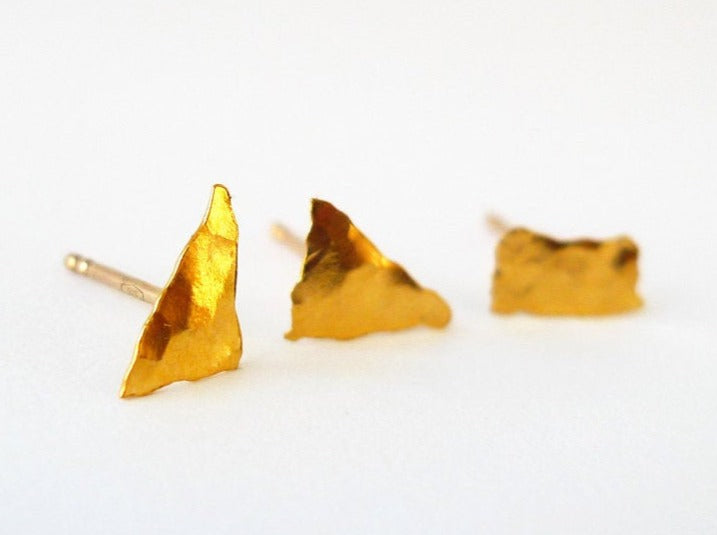 עגילי זהב צמודים מרוקעים תכשיטים 24 קרט עיצוב יחודי יוניסקס מתנה לגבר ממוחזר עבודת יד