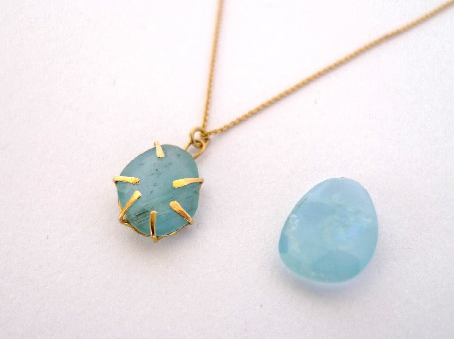 תליון שרשרת זהב ואקווהמרין סלייס טבעי כחול חיבוק עטיפות זהב אמיתי 14 קרטחיבוק עטיפות זהב אמיתי 14 קרט