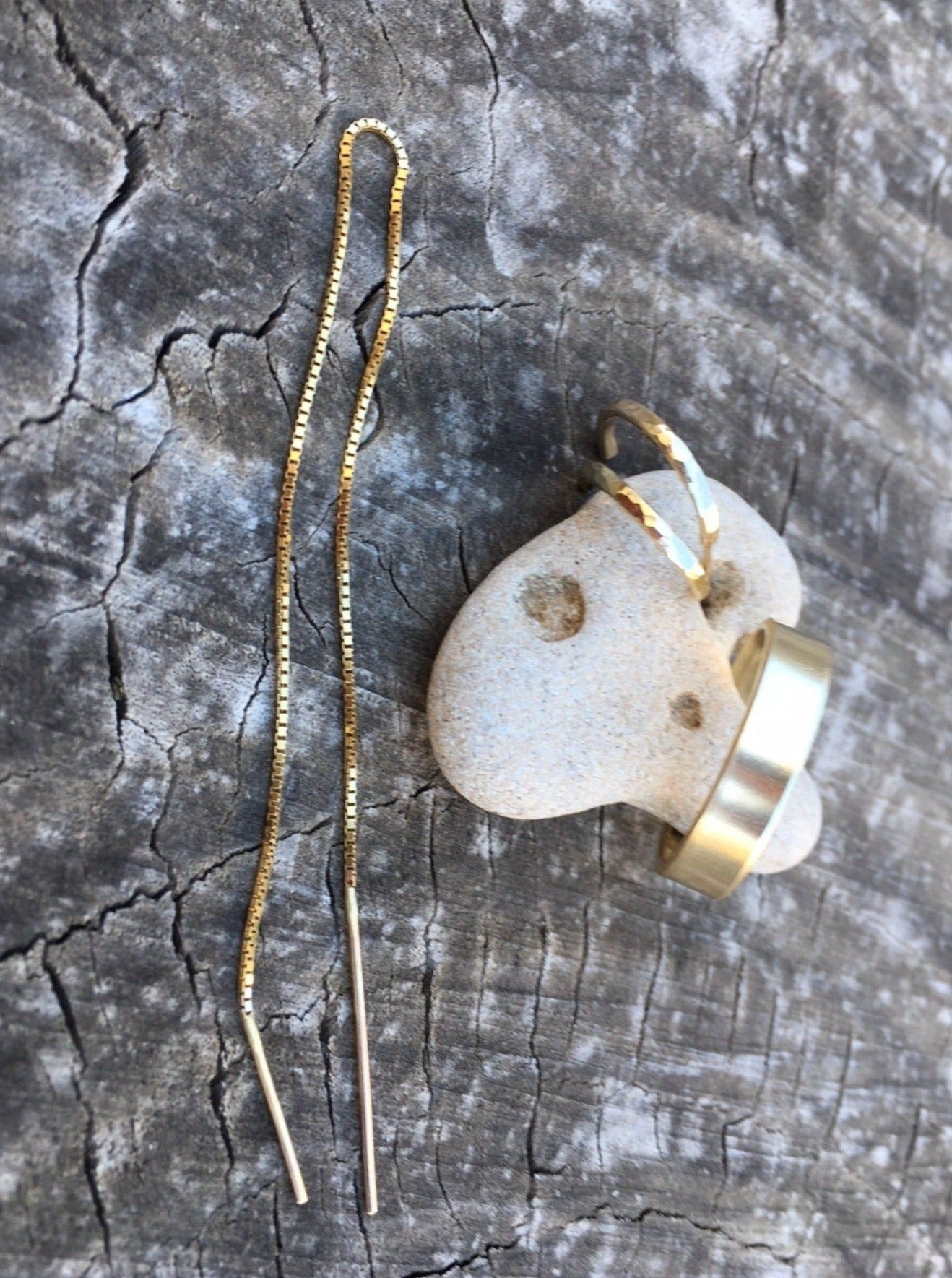 עגיל זהב חוט ארוך מחליק באוזן שרשרת עגיל ארוכה עם קצוות מוטות אסימטריים מזהב אמיתי 14 קראט בעבודת יד