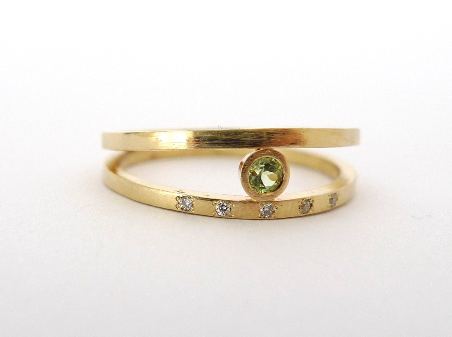 טבעת כפולה צדפה פרופיל מרובע ארכיטקטי מודרני גאומטרי ישר משובצת אבן חן מרכזית פרידוט סוליטר ירוקה וחמישה יהלומים בהיקף הטבעת זהב 14 קרט עבודת יד עיצוב ישראלי תכשיטי מעצבים אונליין