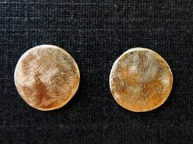 עגילי זהב דיסק שטוח עגול גדול 14 או 18 קרט נוצץ סטייטמנט אורגני שרוט גימור טקסטורה משויף גס