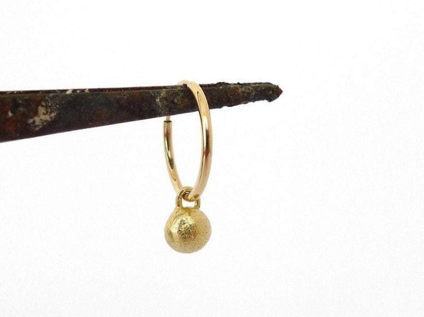 תכשיטים אונליין תכשיטי מעצבים זהב אמיתי 14 קרט עגילי זהב אונליין חישוק זהב מיוחד עגילים חישוק עדין עם תליון כדור