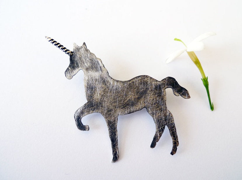 סיכת סוס יוניקורן דארק מכסף מושחר שרוט טקסטורה תלת ממדי חד קרן מכסף סטרלינג שחור לבן גותי סיכת דש 925 עיצוב ישראלי