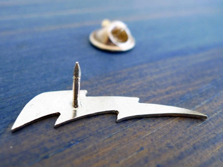 סיכת דש מכסף סטרלינג בצורת ברק מאויר מבריק. תכשיטי מזג אויר ומדע.