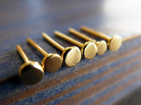 עגילי זהב עיגול שטוח אסימטרי מיוחד עבודת יד 14 קראט 18 קראט עגילים בסגנון עתיק נקודה עיגול אורגני