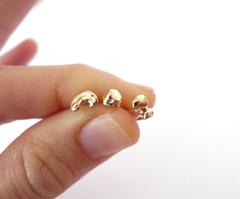 עגילי זהב אמיתי נאגטס צמודים אמורפים זהב מותך מומס בצורת טיפות כספית עיצוב אורגני מיוצר בישראל עיצוב נוזלי מודרני עבודת יד