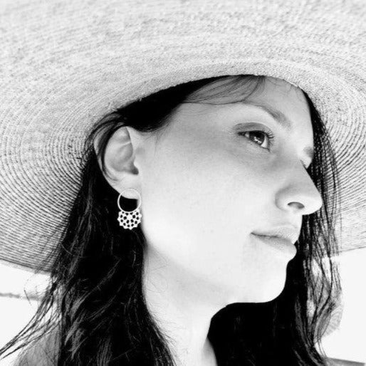 עגילי טבעת משרביה מניפה עגילי כסף צמודים 925 כסף אמיתי חיתוך מודרני גאומטרי עיצוב אדריכלי מיוצר בישראל עבודת יד תכשיטי מעצבים