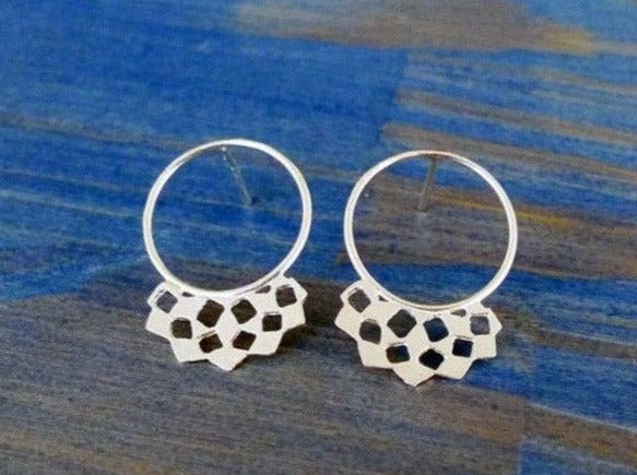 עגילי מניפה צמודים עגילים מכסף סטרלינג חיתוך מודרני משרביה גיאומטרי עיצוב אדריכלי עבודת יד 925 עגילי כסף מעוצבים כלות אורבניות