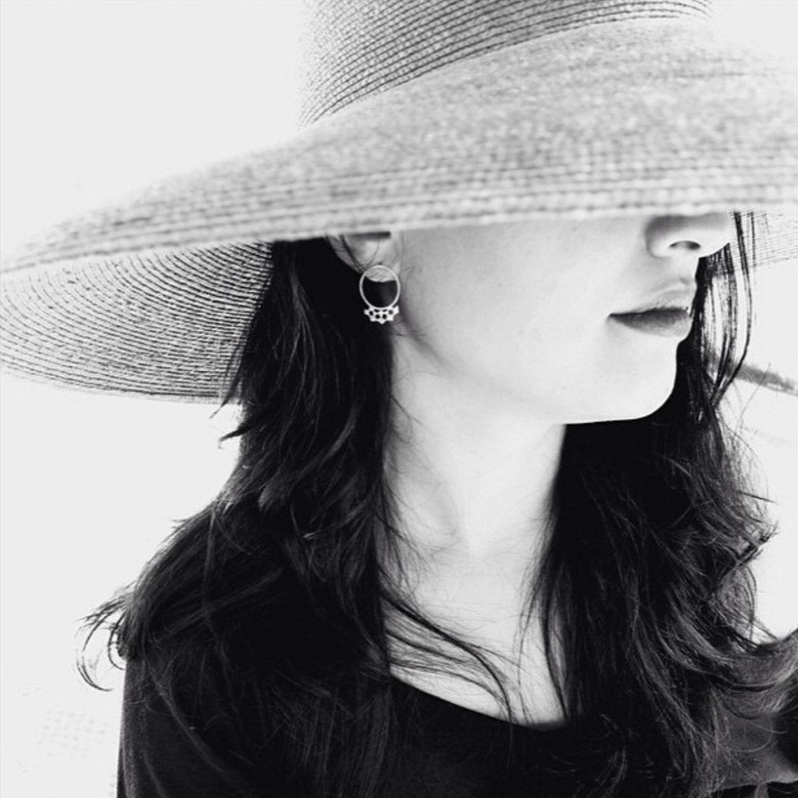 עגילי משרביה מניפה עגילי כסף צמודים עיצוב אדריכלי אורבני תכשיטי משרביה עגילי חישוק 925 כלות אורבניות עגילי כסף סטרלינג מיוחדים