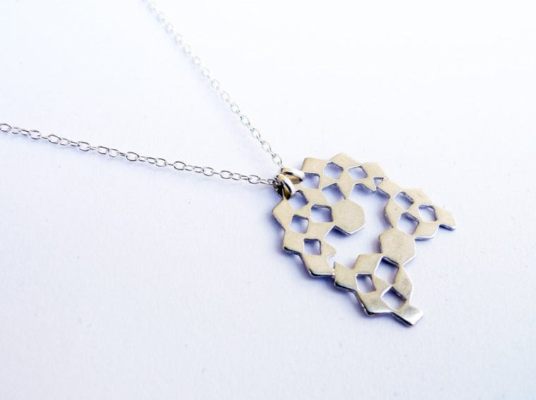 שרשרת תליון משרביה מכסף מניפה הפוכה תליון עדין מכסף סטרלינג עיצוב אדריכלי חיתוך גיאומטרי מודרני 925 עבודת יד תכשיטי מעצבים