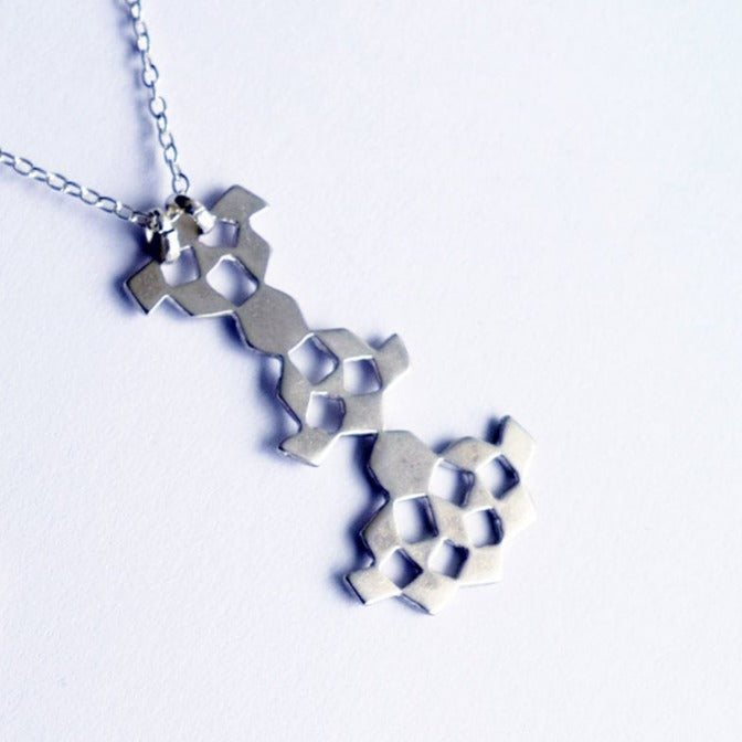 תליון כסף סטרלינג מוארך עדין עבודת יד עיצוב אדריכלי מיוחד 925 חיתוכים מעוינים גיאומטרי מודרני