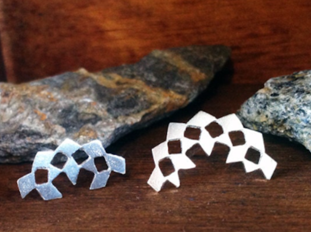 משרביה עגילי כסף סטרלינג צמודים מבריק חיתוך גיאומטרי מעוניינים קשת חור שני 925 עיצוב מודרני