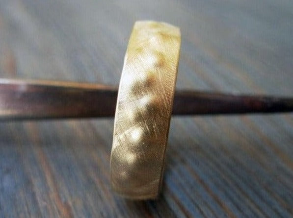 טבעת נישואים מיוחדת לגבר טבעת 5ממ לגבר טבעת זהב יוניסקס עיצוב אורגני מתחתנים טבעת לחתונה 14 קרט עבודת יד עיצוב ישראלי זהב ממוחזר