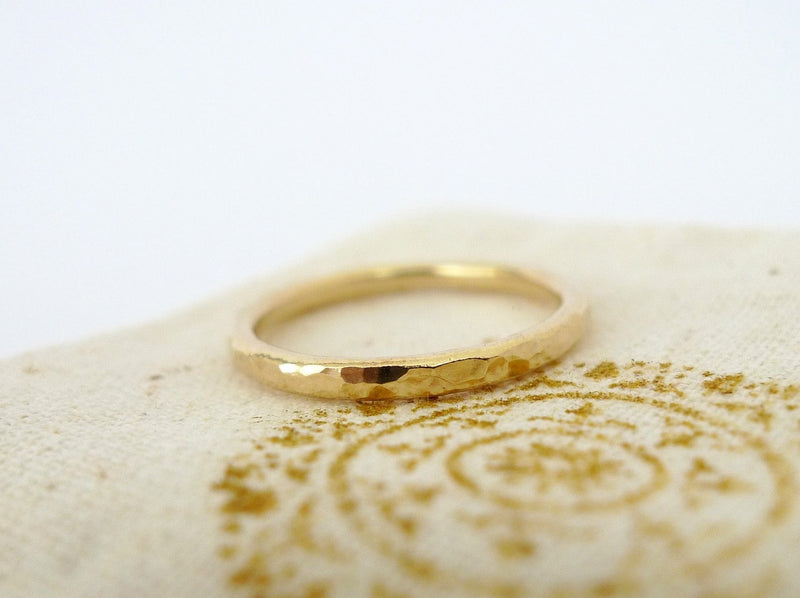טבעת זהב 14 קרט 18 קרט מרוקעת בעבודת יד מראה קלאסי על זמני סגנון עתיק עיצוב ישראלי
