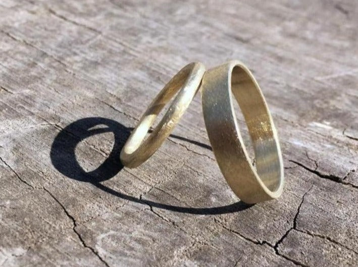 זוג טבעות נישואין בסגנון עתיק. טבעות מזהב אמיתי 14 קראט בעיצוב משויף גס מתחתנים זהב אמיתי טבעת לגבר סט חתונה יוניסקס 14 קרט זהב טקסטורה משויפת עיצוב אורגני