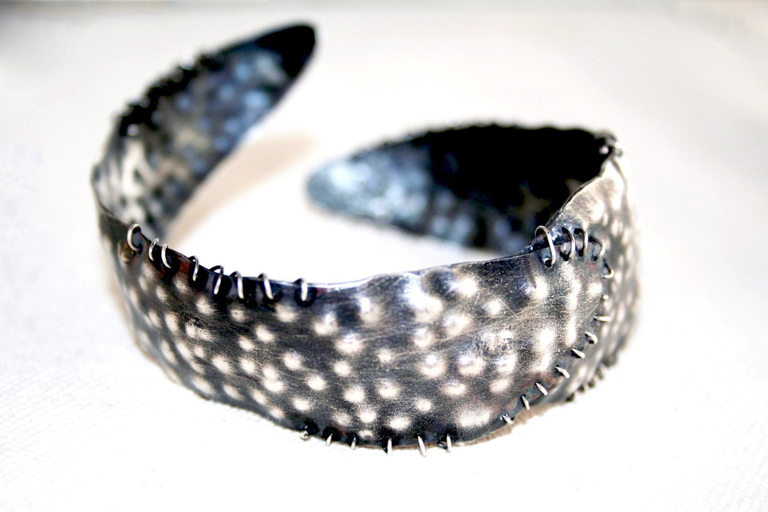 צמיד כסף סטייטמנט אמנותי גדול מיוחד מרוקע ענק צאנקי עבודת יד עיצוב חד פעמי 925 שחור דארקי גותי אלטרנטיבי תפרים