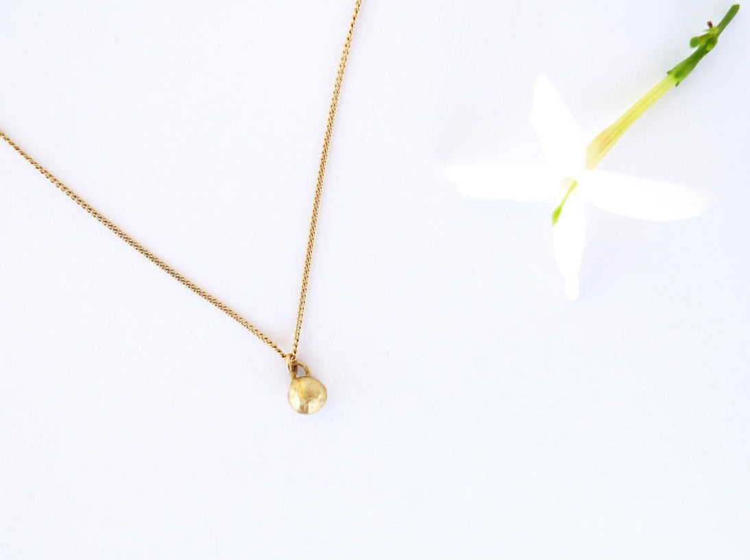 תליון כדור זהב קטן שרשרת זהב 14 קרט עדינה מתנה ליום הולדת מיוצר בישראל עבודת יד