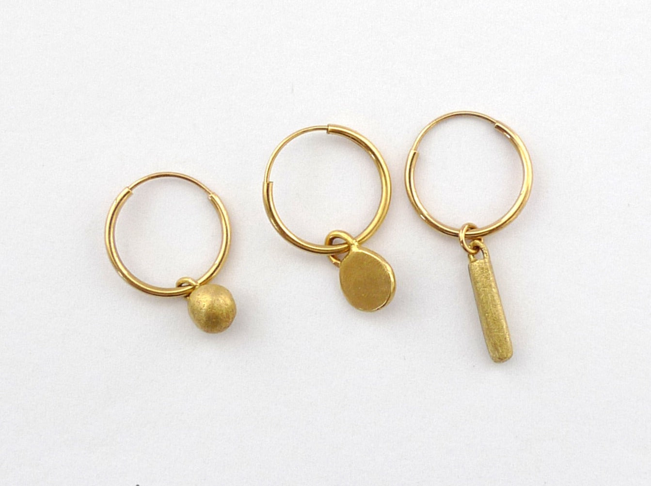 עגילי חישוק מזהב אמיתי עם אלמנטים תלויים 14 קראט בעבודת יד