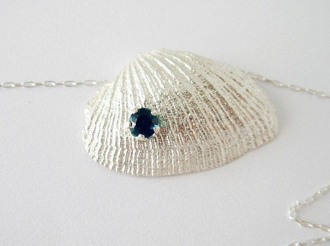 תליון צדף שטוח אמיתי מכסף סטרלינג עבודת יד מיוצר בישראל עיצוב ישראלי צבעי ים וחוף