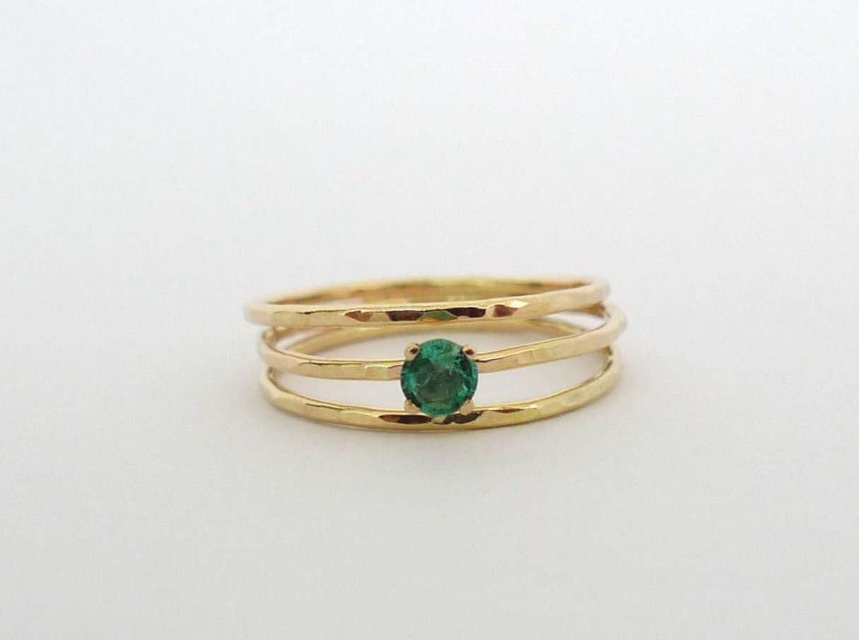 טבעת מיוחדת ליפופים חוטי זהב מרוקעת זהב 14 קרט עבודת יד משובצת אבן אמרלד ירוקה סוליטר