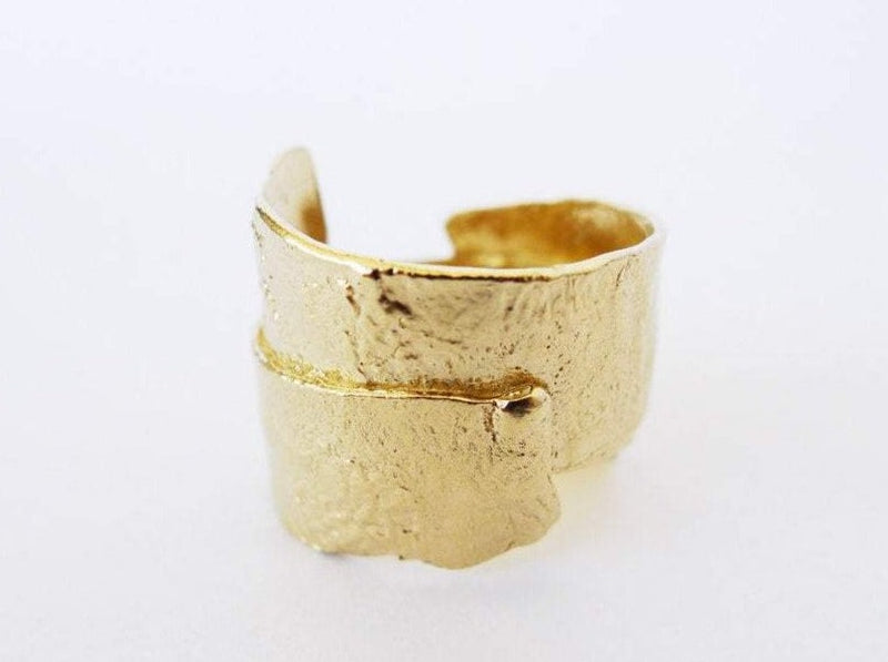 טבעת לבה זהב 14 קרט ענקית סטייטמנט גרנדיוזית רחבה עם טקסטורה מקומטת, אורגנית טבעית תכשיטים אונליין מיוצר בישראל
