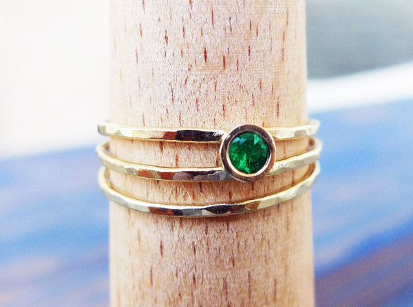 טבעת מלופפת משלוש טבעות דקות מרוקעות טבעת חיבוק עטיפה פסי זהב משובצת אבן אמרלד טבעית ירוקה;בעיצוב אסימטרי