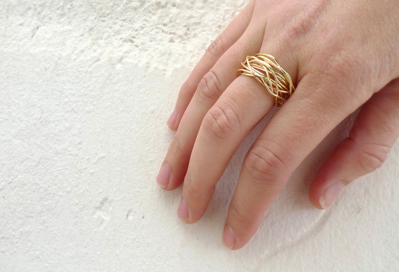  טבעת זהב חוט מלופף זהב אמיתי סטייטמנט טבעת מסובבת גדולה 14 קראט חוטי זהב סלילים עבודת יד עיצוב ישראלי יחודי גוש זהב טבעת ענקית קן ציפור