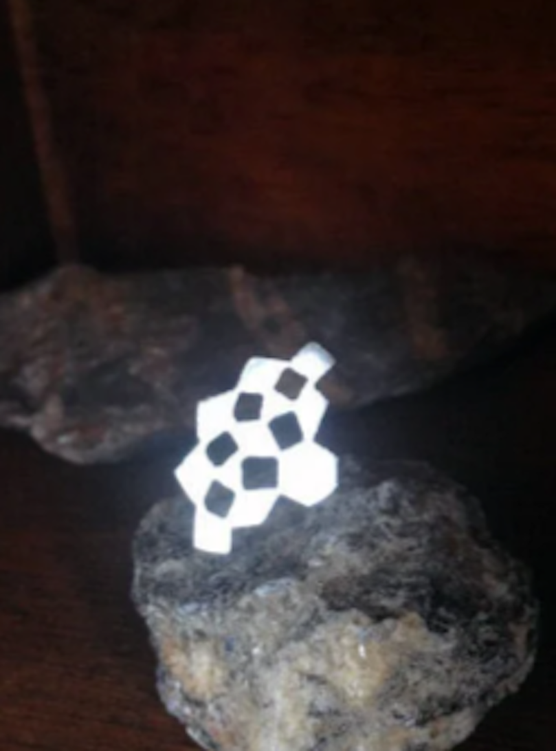 עגילי כסף סטרלינג צמודים חיתוך מניפה עבודת יד גיאומטרי מודרני 925 מעצבים ישראלים חור שני מבריק