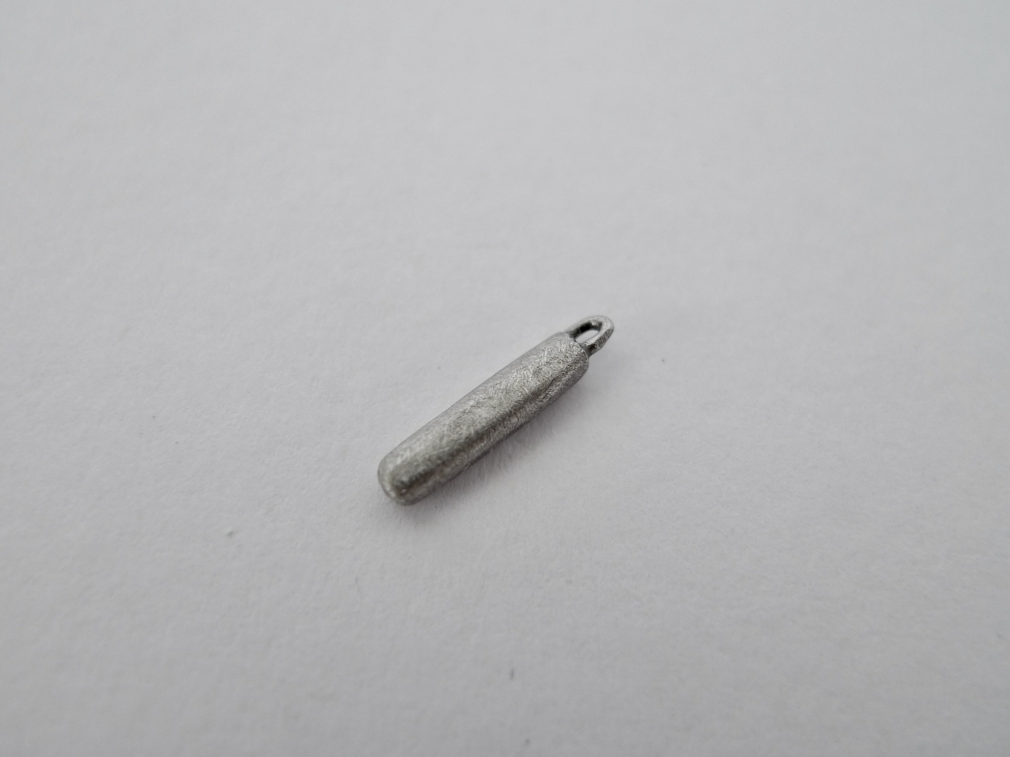 תליון מקל פלטינה קטן עבודת יד יוניסקס