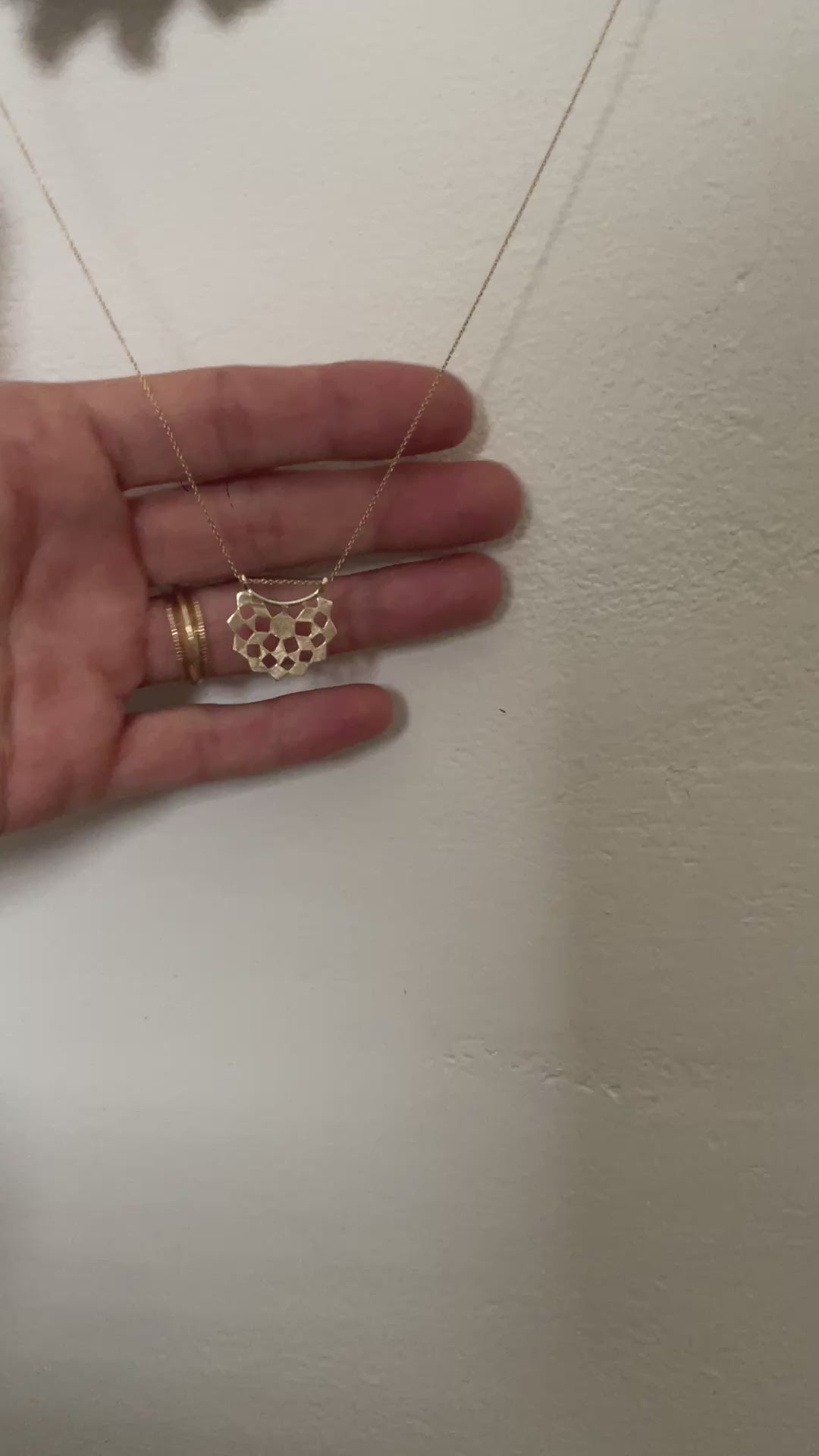 Small_Gold_Mashrabiya_Necklace_vid