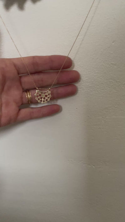 Small_Gold_Mashrabiya_Necklace_vid