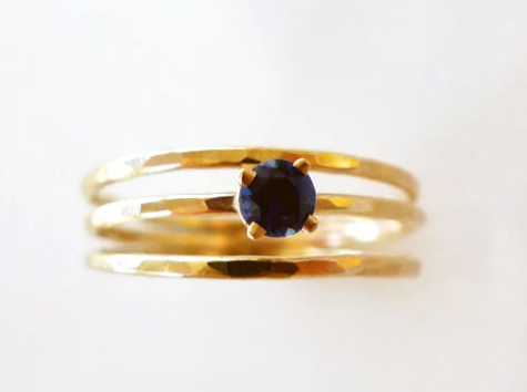 טבעת מרחפת עוטפת אצבע קווים מרוקעת זהב 14 קרט משובצת ספיר כחולה סוליטר בחיתוך בריליאנט בשיבוץ סל טבעת שלושה פסים מרוקעים