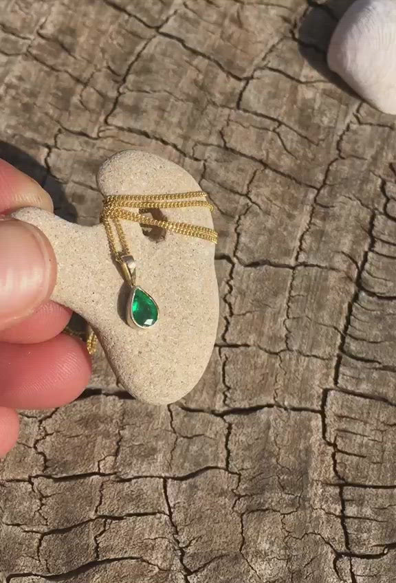 18K solid gold Emerald Tear Drop pendant classic pear shape stunning color