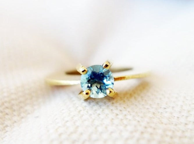 טבעת זהב צהוב 14 קרט סוליטר סטייטמנט מיוחדת ענקית אסימטרית עם אבן טופז כחולה או טורמלין ירוקה