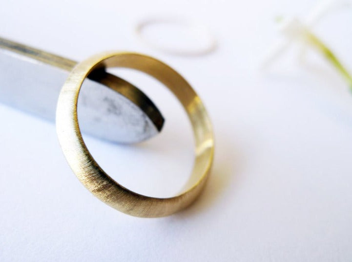 מתחתנים עיצוב מודרני טבעת נישואים גאומטרית על זמנית זהב 14 קרט עבודת יד פרופיל מחודד משולש יוניסקס