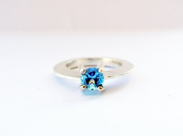 טבעת סוליטר סטייטמנט גדולה דרמטית עבודת יד אסימטרית מכסף סטרלינג בשיבוץ לונדון בלו טופז או טורמלין בגווני הים