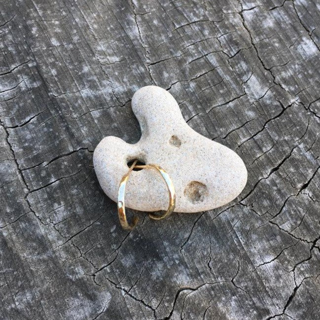 עגילי חישוק זהב אמיתי 14 קרט מרוקעים חצי סהר עבודת יד מתחתנים מתנה