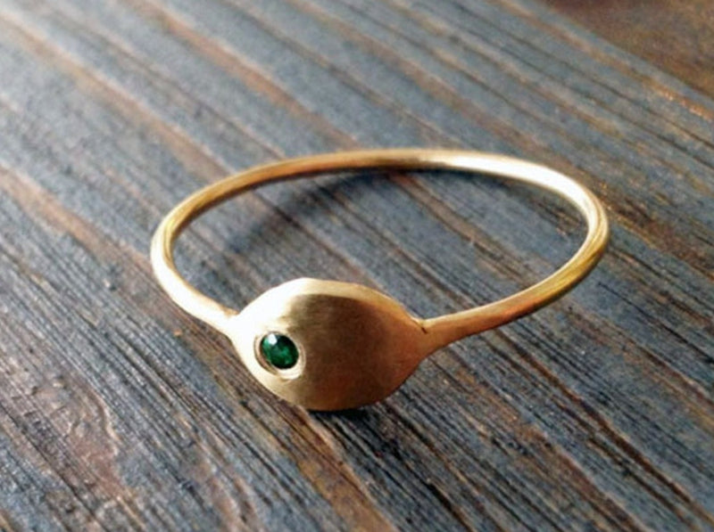 טבעת חותם דקה אליפסה שטוחה בשיבוץ אמרלד אסימטרי זהב 14 18 קראט עבודת יד עיצוב ישראלי