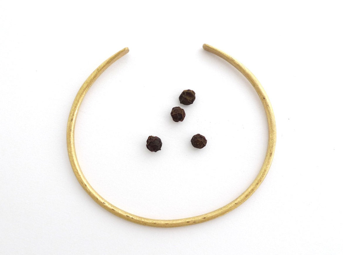 צמיד זהב עבה מלא זהב אמיתי 14 קרט עם שיבוץ אבני ספיר בצורת קוד מורס סודי עבודת יד טקסטורה משויף עיצוב בסגנון עתיק