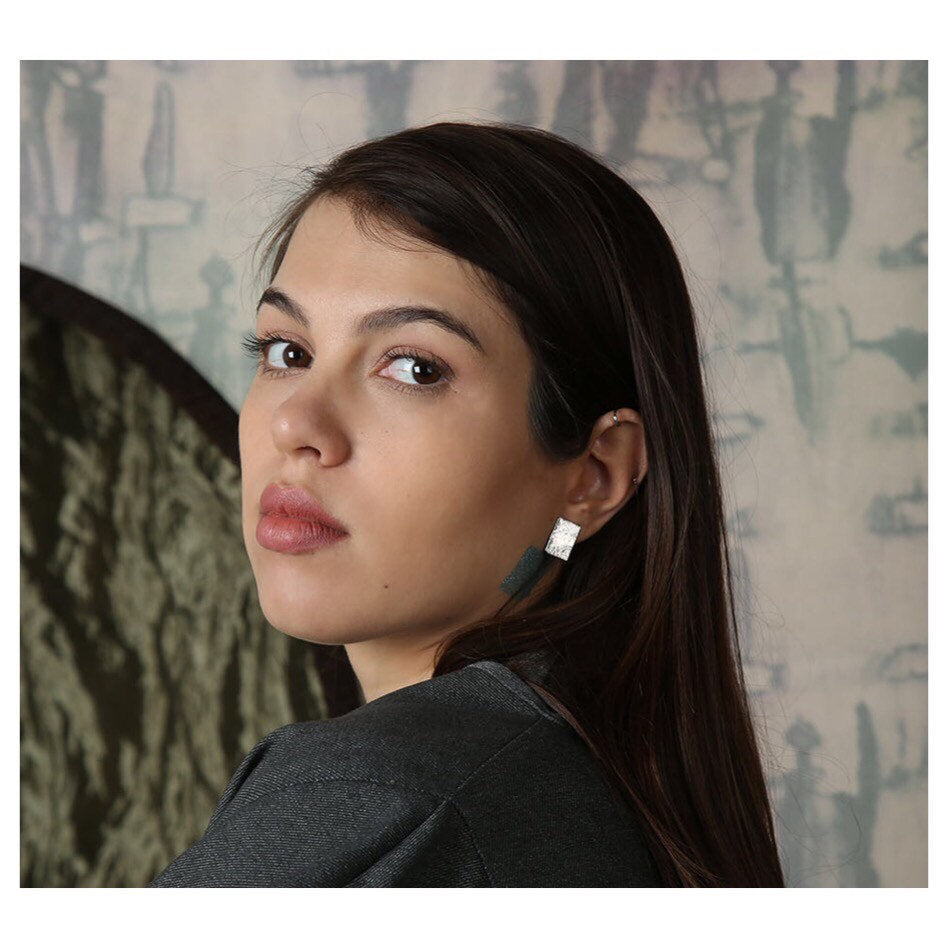  עגילי כסף מלבן שטוח טקסטורה אלטרנטיבי עיצוב אורגני מודרני עבודת יד עיצוב ישראלי סטרלינג 925 מנצנץ